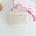Détail du mini porte-monnaie en toile avec motifs cœurs rouges et étiquette May Rabbit - Blanc Cassé avec Cœurs Rouges