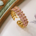 Detailansicht eines vergoldeten Rings mit marquise-geschliffenem rosa Zirkon in Weizenform - Einstellbar Offen / Gold Rosa Zirkon