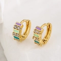 Boho-Huggie-Ohrringe mit bunter Emaille und funkelnden Zirkonen in Goldbeschichtung - Dopamin-Farbblock-Stil (42701)