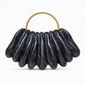 Abend-Clutch aus Acryl in Wellenform mit schwarzer Marmortextur und goldenem Metallgriffring - Schwarz