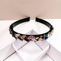 Dettaglio del cerchietto in cristallo con strass multicolore e denti antiscivolo - Colorato