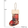 Décoration de Noël en bois forme chaussette avec tissu à carreaux rouge et noir - Style de Chaussette de Noël à Carreaux Rouges D