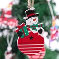 Hölzerner Weihnachts-Schneemann-Anhänger mit schwarzem Hut und grüner Geschenkbox - Schneemann-Stil