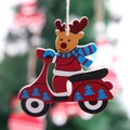Weihnachtsanhänger aus Holz mit Rentier auf rotem Motorrad und Streifenschal - Elch-Motorrad-Ornament