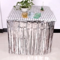 Glänzender silberner Fransentischrock aus Metallfolie für Hochzeiten und Partys - Silber