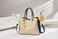 Elegante bolso bicolor en beige y verde oscuro con colgante de perla de corazón - Negro con Blanco