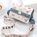 Sac bandoulière chic beige et bleu avec motifs de voyage et large bandoulière graphique - Bleu