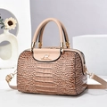 Elegante beige handtas met krokodillenpatroon, glanzende afwerking en gouden accenten - Khaki