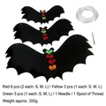 Halloween Fledermaus Deko aus schwarzem Filz mit farbigen Herzen und Aufhängung - Fledermaus-Hängedekorationsset / 12er Pack