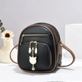 Mini mochila para niña de cuero litchi negro con colgante de gato dorado y borde marrón - 16x20x9cm / Negro y Caqui