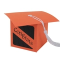 Geschenkbox in Doktorhut-Optik in Orange mit Congrats-Schriftzug und Quaste - Orange