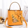Gelbe Eimer-Handtasche aus Kunstleder mit Blumenstickerei und Schmetterling-Anhänger - Gelb