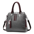 Bolso vintage de piel sintética gris con asas burdeos y colgante de gato - Gris oscuro
