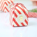 Kerst adventskalender snoepdoos met rood-witte strepen en goudkleurig nummer twee - Rood en Wit Gestreept met Goudstempel Nummers