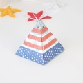 Caja de regalo piramidal con diseño de bandera americana y cinta plateada - Estilo Pirámide de Estrellas y Rayas del Día de la Independencia (JMD1111)
