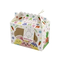 Boîte cadeau de Pâques avec fenêtre, motifs d'œufs colorés et étiquette lapin - Blanc