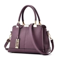 Bolso de mano morado oscuro en cuero texturizado con colgante de hoja dorada - Morado