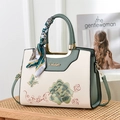 Elegante beige-grüne Handtasche mit Blumenstickerei und dekorativem Seidenschal-Griff - Dunkelgrün und Reisweiß