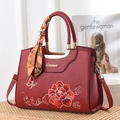 Rote Handtasche im China-Stil mit Pfingstrosen-Stickerei und Seidenschal am Griff - Burgunderrot