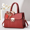 Bolso bandolera burdeos estructurado con textura de ondas y elegante asa de pañuelo - Estilo de Onda / Rojo Vino Patrón de Ondas