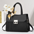 Elegante bolso de mano en cuero negro con relieve de ondas, cierre dorado y pañuelo decorativo - Estilo de Onda / Negro/Onda