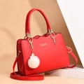 Bolso rojo de moda con bordes ondulados, herrajes dorados y un colgante de piel blanca - Rojo
