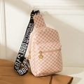 Sac banane rose à motif monogramme avec large bandoulière noire à lettrage - Rose