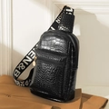 Bolso de pecho negro con patrón de cocodrilo y correa ancha sobre traje marrón - Patrón de cocodrilo negro