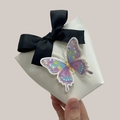 Weiße Geschenkschachtel mit großer schwarzer Rippschleife und farbigem Schmetterling Dekor - Weiße Box Lila Schmetterling / Klein