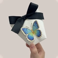 Elegante weiße Geschenkschachtel mit blauem 3D-Schmetterling und schwarzer Satinschleife - Weiße Box Blauer Schmetterling / Klein