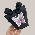 Elegante schwarze Geschenkschachtel mit buntem 3D-Schmetterling und einer Schleife - Schwarze Box Lila Schmetterling / Klein