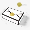 Witte envelop geschenkdoos met zwarte rand, gouden zegel en productafmetingen - For You Tekst Zegellak / Wit Zwarte Rand