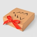 Quadratische Weihnachtsgeschenkbox aus Kraftpapier mit Baum-Motiv und roter Schleife - Natürlicher Kraft Weihnachts-Ausschnitt-Stil / 16x16x5cm