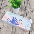 Vista superior de caja de regalo rectangular con diseño de monstera y texto merci - Encanto Abstracto (Hoja de Monstera)