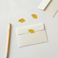 Détail d'autocollants en forme de feuilles de ginkgo jaunes pour sceller des enveloppes - Feuille de Ginkgo (Érable)