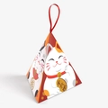 Dreieckige Geschenkschachtel mit Glückskatzen-Motiv und rotem Satinband-Griff - Glückskatze / 12.5x12.5x12cm