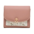 Vue détaillée du portefeuille rose en similicuir fleuri avec fermoir doré en rose et logo - Vieux rose