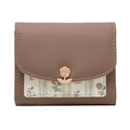Vue détaillée du portefeuille à fleurs avec boucle en forme de rose et coutures précises - Marron