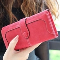 Portefeuille femme long en cuir dépoli rouge pastèque avec surpiqûres blanches et bouton - Rouge