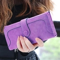 Portefeuille long violet en cuir mat avec rabat et coutures décoratives ondulées - Violet