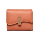 Cartera corta plegable en color naranja coral con solapa festoneada y hebilla floral - Naranja