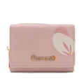 Dettaglio del portafoglio in pelle rosa con motivo floreale e logo in metallo dorato - Rosa