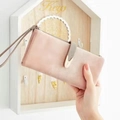 Lange Damen Geldbörse in Mattrosa mit grauem Riemen und goldener Metallumrandung - Rosa