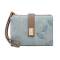 Dettaglio pochette in ecopelle opaca con fibbia a foglia vintage e piastrina metallica - Celeste