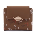 Vue détaillée du portefeuille en cuir marron avec motifs feuilles et fermoir doré - Marron