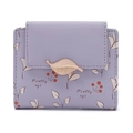 Détail d'un petit portefeuille violet avec fermoir feuille dorée et motif floral de baies - Violet