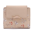 Détail du portefeuille beige à imprimé floral avec fermoir feuille dorée et texte - Abricot