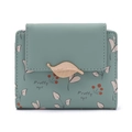 Détail du petit portefeuille vert avec fermoir feuille dorée et motifs botaniques - Vert