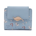 Détail du portefeuille court en similicuir bleu clair avec motifs végétaux et fermoir doré - Bleu