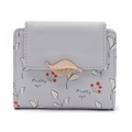 Détail du petit portefeuille gris clair à imprimé feuilles et boucle dorée élégante - Gris